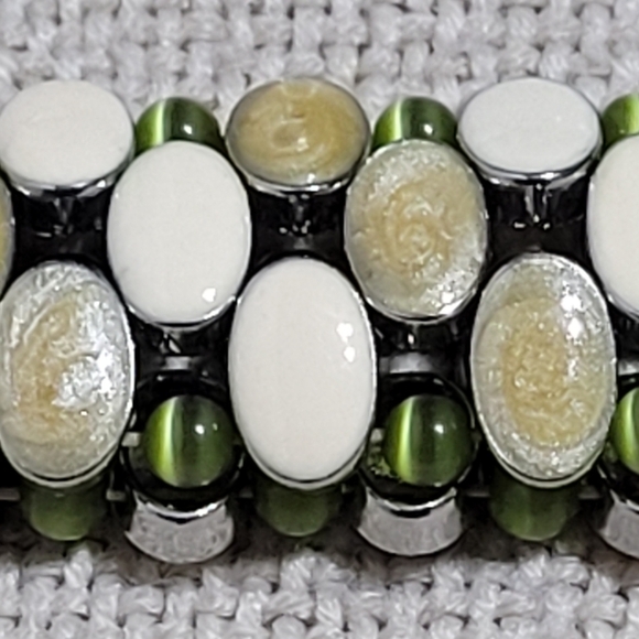 Silver Tone Enamel Stretch Bracelet Shades of White & Swirled Cream - Picture 3 of 6